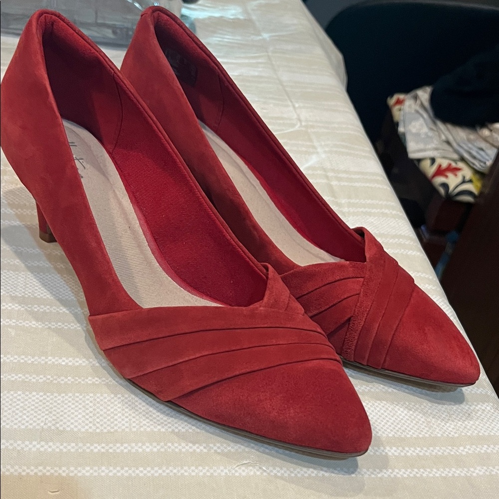 Clarks Collection Linvale Grand Red Suede Kitten Heels size 9.5 women’s